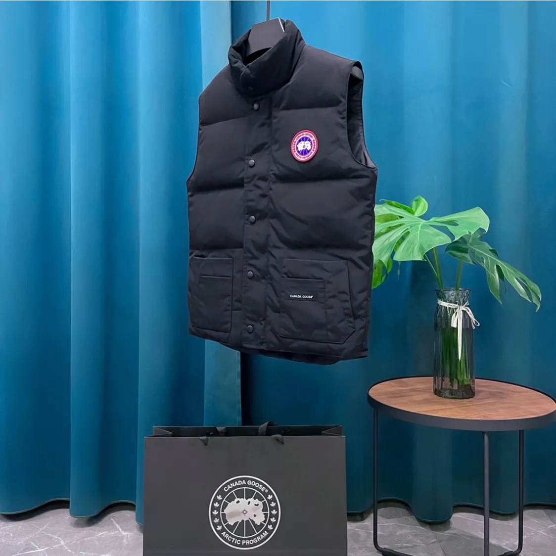 P390 Canada goose➡️Canada Goose Freestyle Crew Down Vest 💯The softness and hardness of the fabric is comparable to that of the genuine product. It can be restored by kneading at will (fabric misunderstanding: it is not a high-hardness fabric that is waterproof. You will notice the softness and comfort of the fabric only if you buy the latest genuine version this year). 💯Customized authentic YKK military-grade copper core zipper pullers, high hardness and no jamming 💯All workmanship and wiring are controlled by workers with more than ten years of service. They must be horizontal and vertical, and are not crooked. The wiring density inside is more sophisticated. Feel free to compare. 💯Big goose label, collar label, washed label, hangtag, zipper cord, pocket label, collar velvet, buttons, all details are synchronized